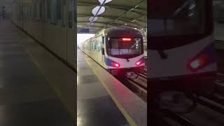 全力加速していくインドのメトgurgaon rapid metro departure #インド電車 #indianrailways #メトロ #rapidmetro #グルガオン #通勤電車