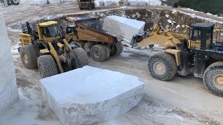 Huge Wheel Loaders Komatsu WA900 \u0026 WA800 Pulling Marble Columns - Birros Marble Quarries