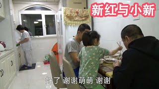 外孙女执意邀请姥爷来吃饭 亲家做好菜招待 桌上夹菜嘱咐多吃！