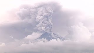 Mount Agung timelapse video shows smoke billowing from Bali volcano