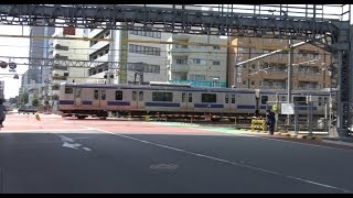 北千住一丁目踏切を通過して北千住駅に到着する常磐線下りE531系