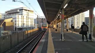 夕方の潮見駅を発着する京葉線の上下線（武蔵野線直通の下り209系500番台と上りE233系）