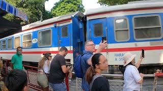 [ 4K ] Waiting For The Train Coming at Hanoi Train Track Coffee Street 2022.11.05