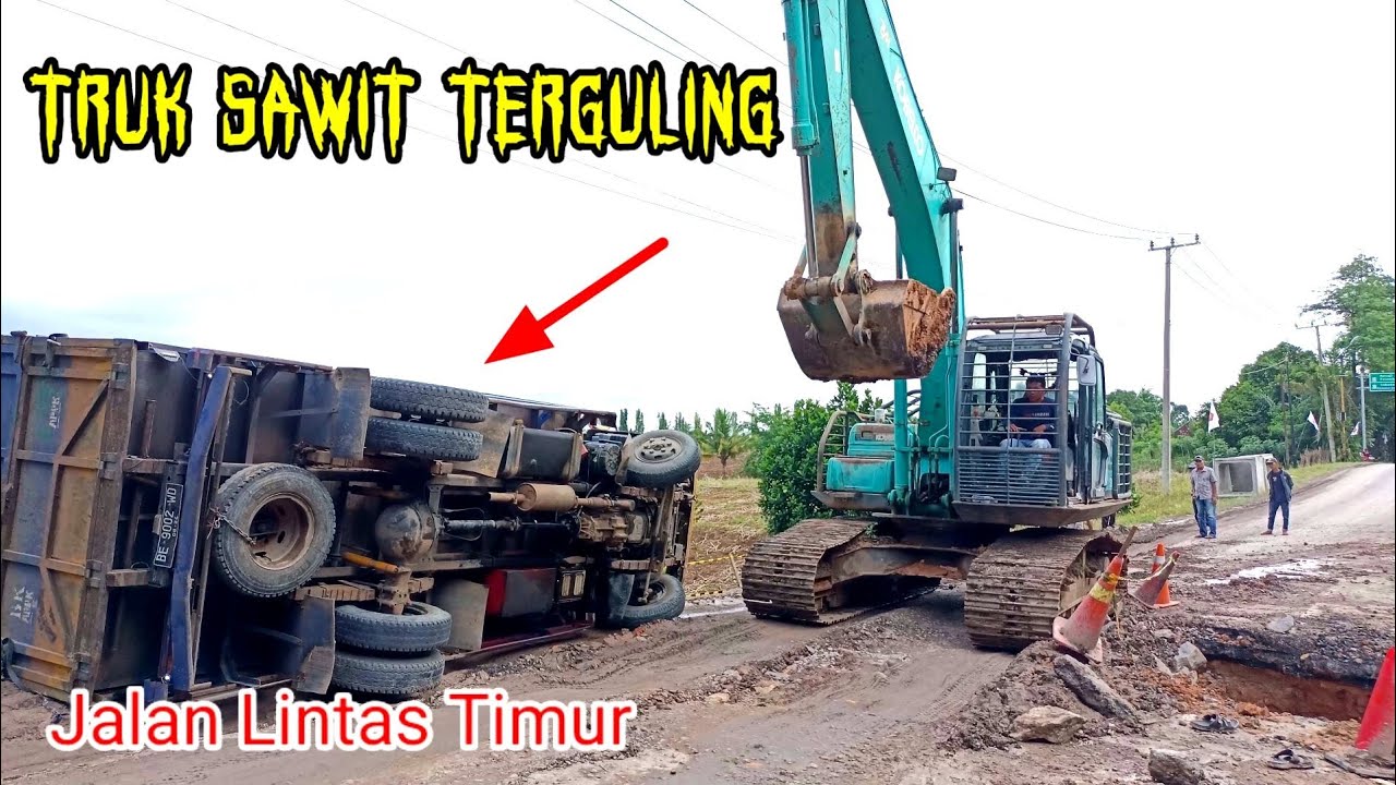 DRAMATIS.. PENGANGKATAN TRUK SAWIT TERGULING DI JALAN LINTAS TIMUR ...