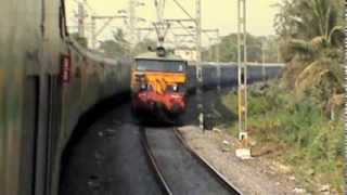 Classic WCAM-3 encounter on a curve!! Pushpak Superfast greets Mumbai Duronto!!