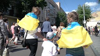 Кількасот житомирян пройшли патріотичною ходою центром міста в День Конституції - Житомир.info