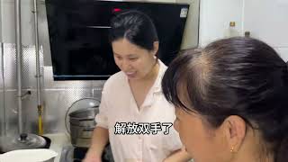 儿媳妇教婆婆使用和面机，婆婆妈轻松烙饼，乐乐真爱吃