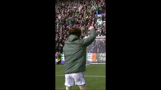 Kyogo dances with Celtic fans after victory over Hearts 🕺😂