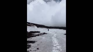 富士山登山　８合目辺りの残雪を歩く