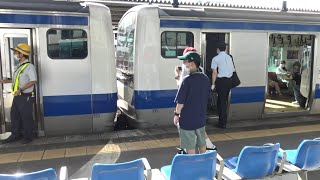 土浦駅で切離し作業を終えた付属編成が車両基地へ出発していく常磐線下りE531系