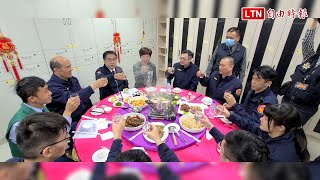 黃偉哲小年夜與台南警圍爐 新式裝備強化執勤安全