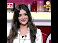 مذيعة كويتية لم تتمالك نفسها بالضحك امام مغني كويتي