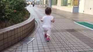 整復前の左股関節脱臼の幼児の歩き方。 Toddler with ddh walking before close reduction