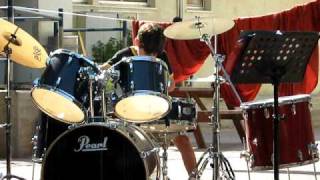 עילאי מנגן תופים.Ilay play drums