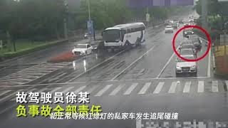 江苏省苏州市发生一起连环车祸,位于吴江区盛泽镇绸都大道,现场一片狼藉