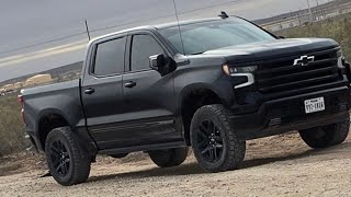 bocinas de bajo de JL audio con bocinas de voz Hertz en una silverado 2024