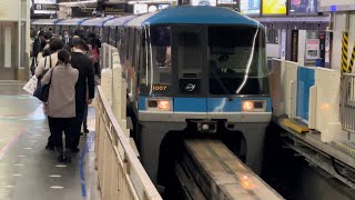 【現役最古参編成】東京モノレール1000形1007編成が浜松町駅に到着停車するシーン（2023.11.2.19:53）