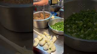 たまに無性に食べたくなる胡椒餅🤤饒河夜市にある胡椒餅が台北駅すぐ近くでも食べれる🤤勢いよく食べると火傷する🔥 #台湾グルメ #台湾旅行 #台北旅遊