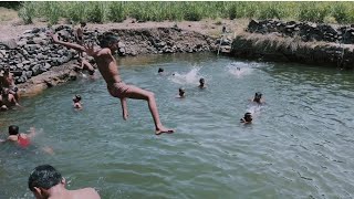 कोना कोणाला आवडते असे विहिरीत पोहायला 🏊🏻‍♂️🏊🏻‍♂️ #village #swmming #youtube#viralvideo#farm #well