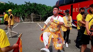 精彩合輯【蓮花太子起乩降駕單腳旋轉架勢十足持火尖槍踩炮參禮大殿持法扇搧風很特別！蓮花太子持朱砂筆開光祂自已金身】麻豆太子宮進香團/新莊濟新堂