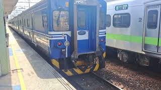 4156次瑞芳發車經由宜蘭線開往蘇澳的單組EMU500型四輛一編組EMU505區間車，和4131次瑞芳發車經由宜蘭線開往樹林的銀綠色微笑號EMU900型十輛一編組EMU942區間車