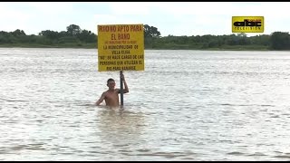 Veraneantes se refrescan en aguas contaminadas de playa municipal