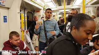 🇬🇧 Évangélisation dans un métro de Londres | Pasteur C-Maias | H24 POUR JÉSUS