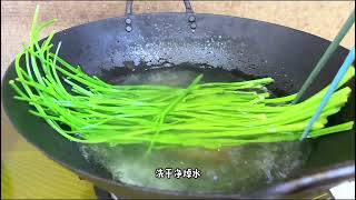 菜园发费回来，用芹菜做一锅香喷喷的大肉包子