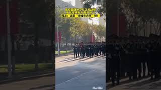 高校国旗护卫队正步训练，步伐铿锵有力，整齐划一！网友：这是“未婚夫方阵”吧！