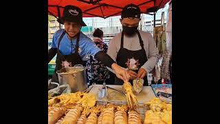 โอ้โห!..ร้านนี้มีอะไร ทำไมคนมุงแถวยาว ย่างกันไม่ทันเลย 1000ไม้ไม่น่าจะพอ 20 30คนรุมเต็มร้าน