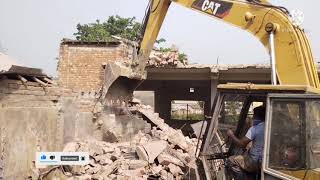 বেকু দিয়ে বাড়ি ঘর ভেঙে দেয়া হচ্ছে Houses are being demolished with beku