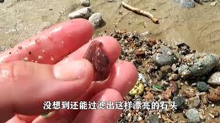 国外小哥野外旅行-河中看到一个50斤重的石头-黄灿灿的是什么