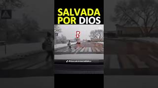 Salvada de Milagro: Hombre Rescata a una Mujer en el Momento Justo.