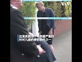 英国内政大臣为南港舞蹈课持刀袭击事件受害者献花