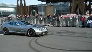 Cebit 2011: Burn-out von Hamilton mit einem McLaren SLR