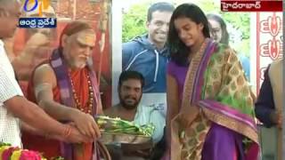 Swami Swaroopanand Saraswati Felicitates PV Sindhu in hyderabad