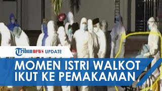 Momen Istri Walkot Tanjungpinang Ikut Lepas Pemakaman Suami, Pakai Hazmat dan Duduk di Kursi Roda