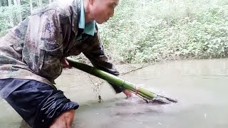 农村大叔深山鱼塘里钓鱼，折腾半天都没鱼上钩，索性下鱼塘抓起来