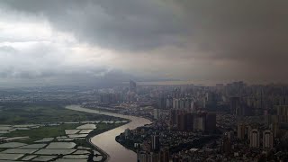 🔴黑云压城，广东天气实况，海边沙滩，海风佛面！近日华南多地降雨频繁。🌍提醒大家注意防范大风、降雨影响。祝大家出行平安！