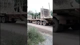 Potret Truk Trailer Terpanjang Melewati Tikungan