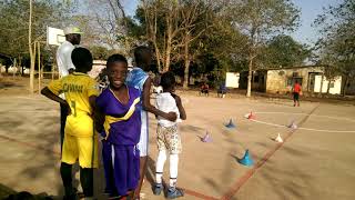 EQUIPE MINIME DE BASKETBALL DJOUGOU EN PLEINE SEANCE DE TRAVAIL (DIRIGE PAR LE COASH HALISSOU)