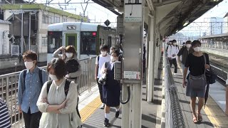 高崎駅の切欠きホーム3番線に到着してたくさんの乗客が降車していく八高線キハ110系