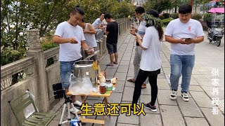 黑白凉粉吃过吗？农村小伙摆摊卖凉粉，购买的还不少