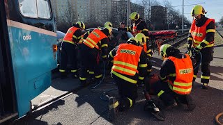 17.3.2023 Po střetu automobilu a tramvaje v Ostravě hasiči vyprošťovali zaklíněnou osobu | HZS MSK