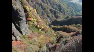 根子岳・西峰から山口谷の紅葉を見る