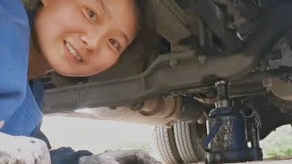 The Optimistic Girl: Tirelessly Fixing Trucks without Complaint！