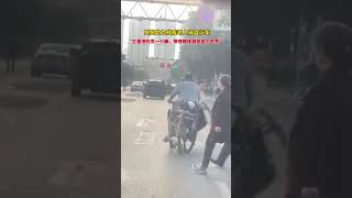 狗狗助力殘疾老人騎自行車，它是他的另一隻腳，帶他繼續遊覽這個世界#狗狗 #感人一幕