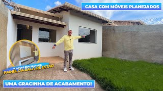 Uma gracinha de casa com moveis planejados que deixou a sala e cozinha um brinco de bonita