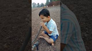 पार्थ शेतात जाऊन पाइप सोबत खेळायला बघा मित्रांनो मज्जा 🤣😂 #funny #enjoy #shortsviral #cutebaby