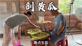 老公把黄瓜剖成4块撒盐晒干，晚餐我煎了鱼，配着白粥吃也好好味【一帆妈妈】